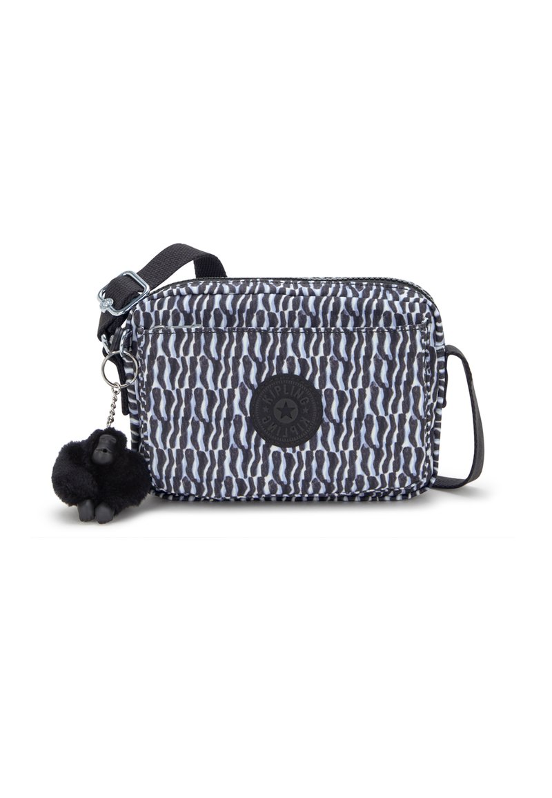 Kipling rektangulär tygväska med svart och vitt mönster, med dragkedjestängning, handledsrem och en svart gorillakanthus.