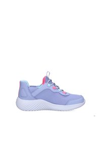 Chaussure de sport violet clair avec une tige en mesh, accents bleus et roses contrastés, semelle texturée et lacets élastiques pour un ajustement sécurisé.