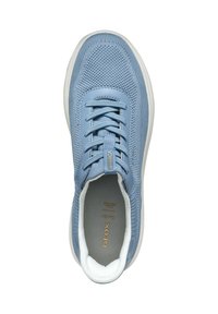 Baskets bleu clair avec tige en mesh, bout rond, semelle blanche et lacets plats. Marque notable sur la languette et la semelle intérieure. Doublure à texture douce.