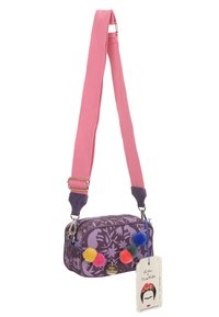 Lila Stofftasche mit pinkem Textil-Schultergurt, verziert mit bunten Pompons und einem dekorativen Anhänger, rechteckige Form mit einem Reißverschluss.