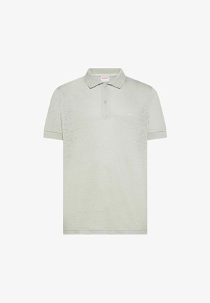 Polo a maniche corte grigio chiaro con due bottoni, colletto e polsini a coste, e logo discreto sul petto a sinistra.