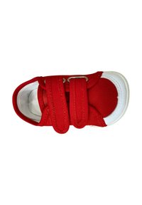 Zapatilla deportiva de lona roja con dos correas de velcro. Suela y punta de goma blanca. Textura suave con detalles de costura. Vista superior, mostrando el forro interior.