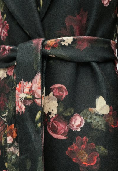 Lilleline hommikumantel mustal taustal, millel on roosad ja punased roosid, valged detailid ning sobiv vöö, valmistatud pehmest, tekstuuriga kangast.