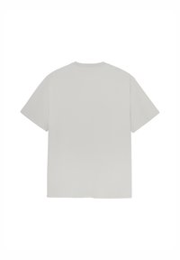 Hellgraues Baumwoll-T-Shirt mit rundem Halsausschnitt und kurzen Ärmeln. Schlichtes Design, glatte Textur und keine sichtbaren Muster oder Grafiken.