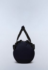 Kulatá taška z tmavě modrého materiálu s hladkým povrchem, která má zipové uzavírání, dva černé nastavitelné popruhy a plastové úpravy.