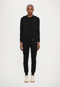 Armani Exchange TROUSER - Donji dijelovi trenirke - black/gold
