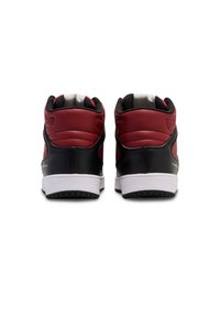 Høje sneakers med en overdel i sort og rød læder, polstret krave og hvid mellemsål. Har perforeringer for åndbarhed og teksturerede detaljer.