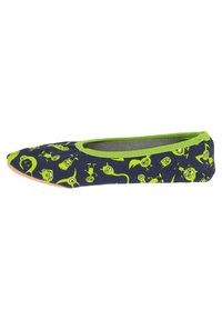 Ballettschuh aus dunkelblauem Stoff, der mit grünen, cartoonhaften Monster-Mustern bedeckt ist. Er hat eine runde Zehenpartie und einen grünen elastischen Rand um den Einstieg.