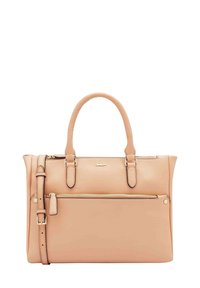 Beige leren handtas met twee bovenhandvatten, een afneembare schouderband en een voorvak met rits. Gladde textuur, gestructureerd ontwerp.