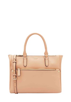 Sac à main en cuir beige avec deux poignées supérieures, une bandoulière amovible et une poche zippée à l'avant. Texture lisse, design structuré.