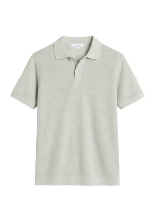 Polo à manches courtes gris clair avec un tissu texturé, une patte à deux boutons et un col classique sur fond blanc.