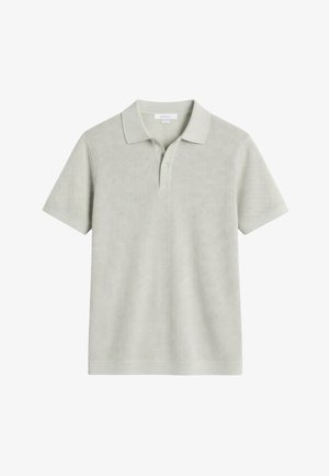 Hellgraues Poloshirt mit kurzen Ärmeln, strukturierter Stoff, Knebelverschluss mit zwei Knöpfen und klassischem Kragen vor weißem Hintergrund.