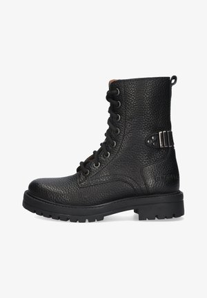 Zwarte leren veterschoen met een gestructureerd oppervlak, ronde neus, rubberen zool en een metalen accent aan de zijkant. Hoogte tot de kuit.