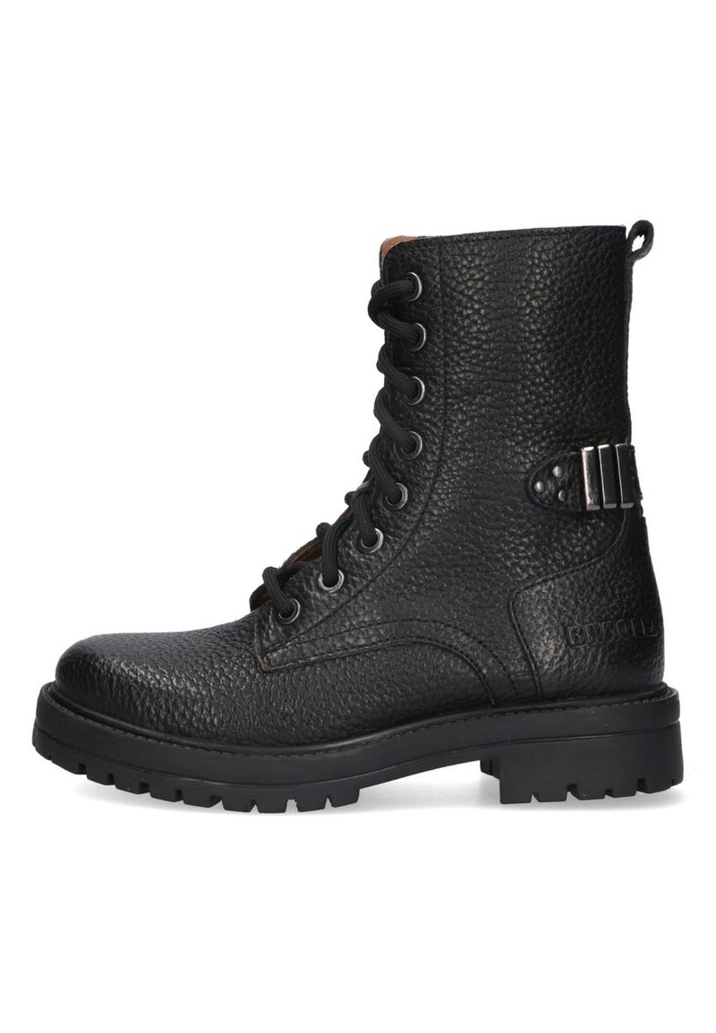 Zwarte leren veterschoen met een gestructureerd oppervlak, ronde neus, rubberen zool en een metalen accent aan de zijkant. Hoogte tot de kuit.