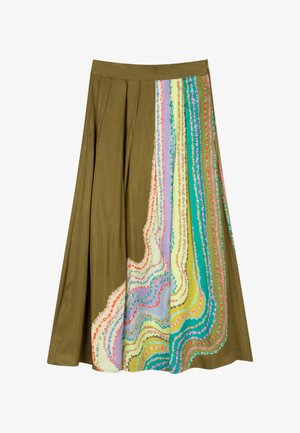 Olijfgroene lange rok met een breed multicolor abstract golvend streepjespatroon met pasteltinten en felle kleuren aan één zijde.