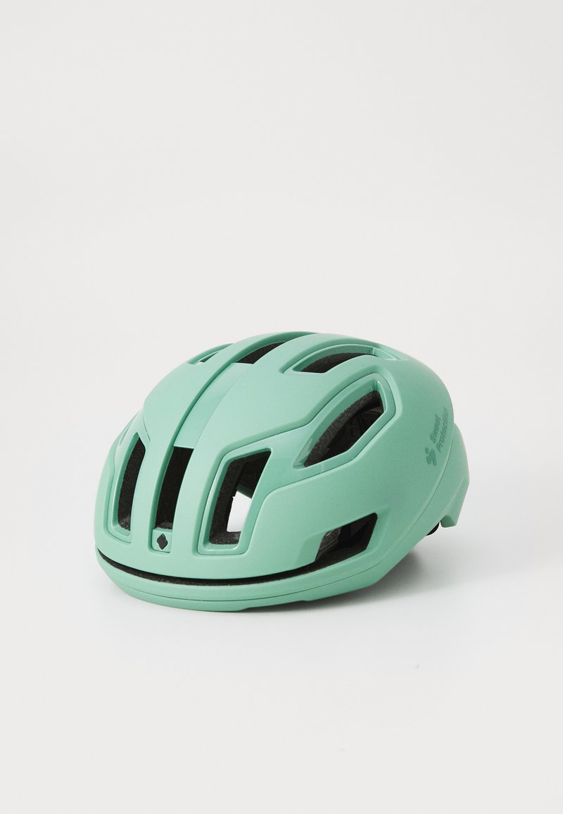 Casque de vélo vert menthe avec plusieurs aérations, une finition mate lisse et une sangle réglable pour un ajustement sécurisé. Conception légère et aérodynamique.