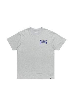 Sivý tričko s krátkym rukávom vyrobené z bavlny s okrúhlym výstrihom. Obsahuje modré logo "DCSHOES" na ľavej strane hrude. Jednoduchý dizajn.