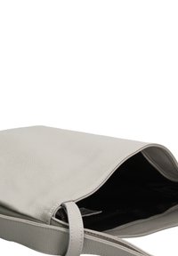 Grijze leren handtas met een gestructureerde afwerking, open bovenkant, verstelbare strap en zwarte binnenstof. Minimalistisch ontwerp, geen zichtbare hardware.