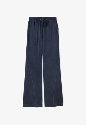 Donkerblauwe wijde broek gemaakt van zachte stof, met een elastische tailleband en trekkoord, en contrasterende lichte stikselaccenten.