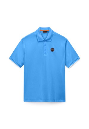 Camisa polo azul de manga corta con cuello, tres botones y un pequeño parche con logo redondo en el pecho izquierdo.