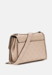 Borsa a tracolla in pelle beige con un motivo floreale testurizzato, tracolla a catena e chiusura con zip. Design compatto con un tasca principale e una piega laterale.