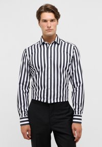 Zwart-witte gestreepte dress shirt met een button-down kraag, lange mouwen en contrasterende gestreepte manchetten, gemaakt van een gladde stof.