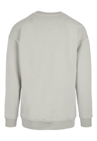 Hanorac gri deschis, cu guler rotund, mâneci lungi, mansete ribbate și o textură netedă, fără logo-uri sau modele vizibile.