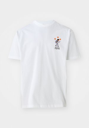 T-shirt bianco in cotone con una piccola stampa colorata di una figura con cinque stelle arancioni sopra, etichettata "i nuovi originali". Maniche corte.