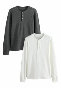 Due camicie henley a maniche lunghe: una in tessuto a coste grigio scuro con tre bottoni, l'altra in tessuto a coste bianco con tre bottoni.