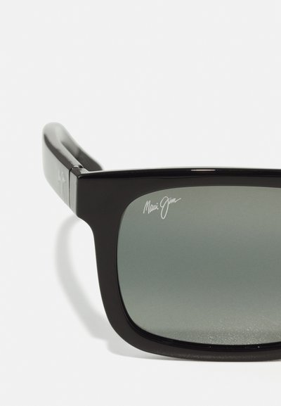 Crne Maui Jim sunčane naočale s tamnosivim staklima, kvadratnog dizajna, sjajnog finiša, s logotipom na staklu i okviru. Nema vidljivih uzoraka ili akcenata.