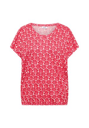 Rød bluse med korte ærmer og rund halsudskæring med gentaget mønster af lyserøde og røde vifteformede motiver, mærket "CECIL" indeni kraven.
