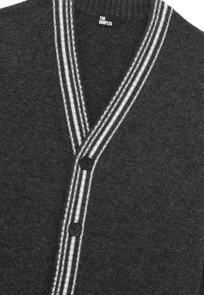 Cardigan grigio carbone con scollo a V, con strisce bianche lungo il colletto e il davanti, e bottoni neri per la chiusura.