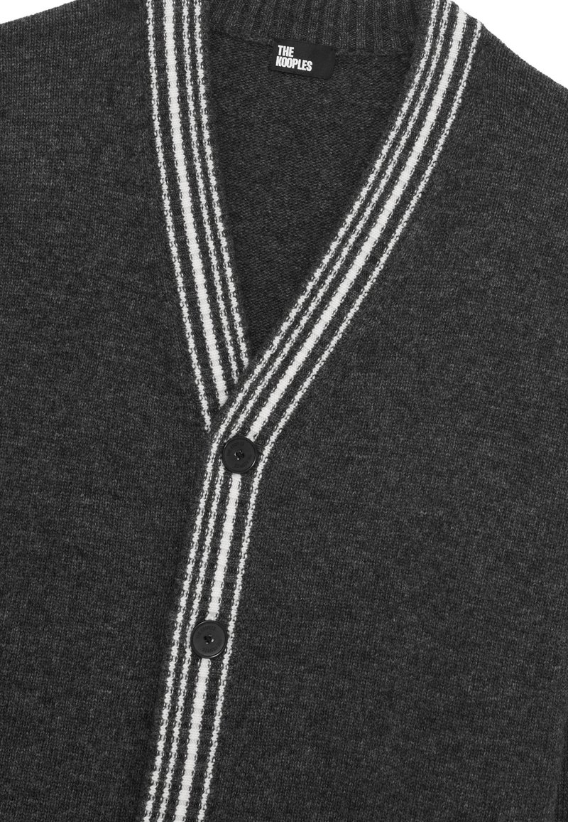 Charcoalgrijze cardigan met een V-hals, voorzien van witte streeptrim langs de kraag en voorkant, en zwarte knopen voor sluiting.