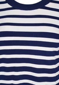 Haut en maille rayé bleu marine et blanc avec un col rond côtelé. Présente des rayures horizontales régulières de largeurs variées. Texture douce.