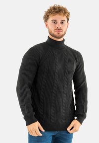 Maglione nero a trecce con colletto alto, polsini a coste e superficie texturizzata, caratterizzato da una vestibilità classica e maniche lunghe.