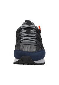 Voorkant van een zwart en grijs sneaker met een blauwe suede teen, grijze veters en een oranje trekband op een witte achtergrond.