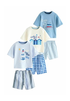 Drei Sets Kinder-Sommerpyjamas mit nautisch inspirierten Oberteilen und gestreiften oder karrierten Shorts in Blau-, Weiß- und Grautönen.