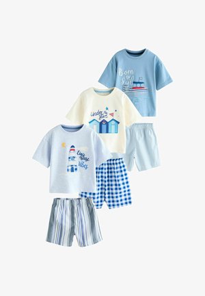 Tre sæt sommerspyjamas til børn med toppe i søfartsstil og stribede eller ternede shorts i blå, hvide og grå toner.