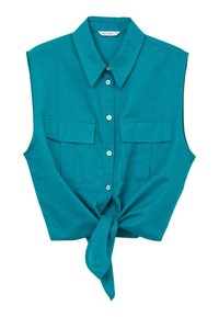 Camicetta senza maniche color turchese con colletto, chiusura frontale con bottoni, due taschini sul petto e dettaglio con orlo annodato. Tessuto liscio con finitura opaca.