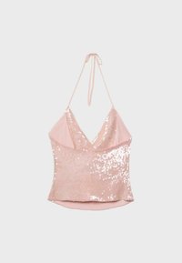 Haut dos nu rose en sequins avec un décolleté en V profond et de fines bretelles nouées au cou, présenté sur un fond gris clair.