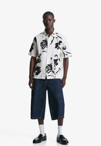 Bershka SHORT SLEEVE RUSTIC PRINT - Ing - beige
