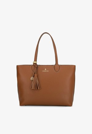 Borsa a tracolla in pelle marrone con doppi manici, charm a nappina e piccolo logo dorato "L'ATELIER DU SAC" al centro frontale.