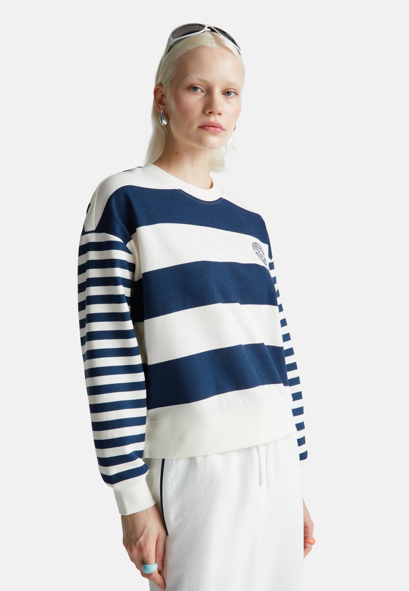 Felpa a righe blu navy e bianca con scollo rotondo e maniche lunghe, realizzata in un tessuto morbido; presenta un piccolo logo sul petto.