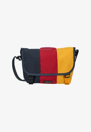 Umhängetasche mit blauen, roten und gelben vertikalen Streifen, verstellbarem Schulterriemen, Frontschnallenverschlüssen und Timbuk2-Logo auf der Klappe.