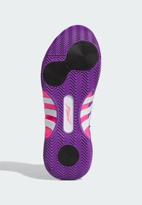 Semelle en caoutchouc de basket en violet avec des accents blancs et roses. Présente un motif en chevrons avec un profil de semelle circulaire pour l'adhérence et la traction.