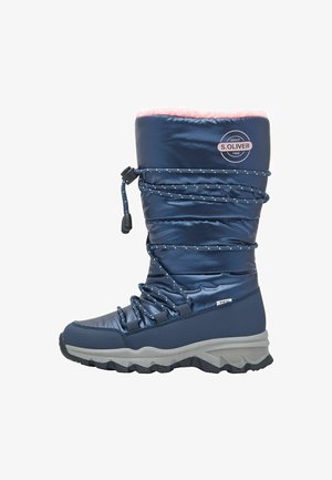 Granatowe ocieplane buty z błyszczącym wykończeniem, różowym futerkiem z syntetycznego włosia, regulowanym ściągaczem oraz teksturowaną szaro-skalistą podeszwą, z logo marki na boku.