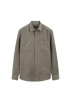 Camicia grigia a maniche lunghe con bottoni, quattro tasche frontali, ognuna chiusa con un bottone, e colletto classico.