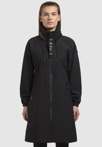 Cappotto lungo nero con colletto alto, chiusura con zip e coulisse. Presenta tasche laterali con zip e polsi elasticizzati. Tessuto dalla texture liscia.