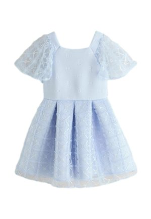 Šviesiai mėlyna kūdikių suknelė su pūstomis nėrinių trumpomis rankovėmis, kvadratine iškirpte ir išsiuvinėta gėlių rašto sijonu.