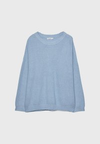 Pull bleu clair en maille à col rond, manches longues, avec poignets et ourlet côtelés, présenté sur un fond gris clair uni.